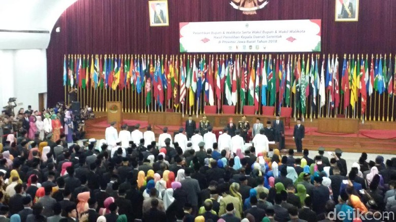 Ridwan Kamil Resmi Lantik 6 Pasang Kepala Daerah Ridwan Kamil Resmi Lantik 6 Pasang Kepala Daerah