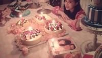 Dapat kejutan manis saat ulang tahun dari sang kekasih. Bingbing terlihat bahagia, dikelilingi oleh beragam kue ulang tahun.A da yang motif Doraemon, hingga susunan buah strawberry cantik. Foto: Istimewa