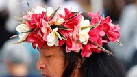 Untuk para turis yang ingin tampil unik tapi tetap keren, ada pula topi dengan hiasan bunga di setiap pinggirnya, seperti yang digunakan seorang turis di Vatikan ini. Max Rossi/Reuters.