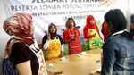 Aksi Emak-emak Lomba Potong Tempe Setipis Kartu ATM
