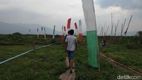Dari tempat parkir, pengunjung harus berjalan menyusuri jalan setapak di lokasi rawa sekitar 100 meter. Jalan setapak yang dilewati tersebut, pada musim penghujan terendam air (Eko/detikTravel)