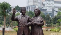 Di patung BJ Habibie tampak berbeda dengan kehadiran Ainun Habibie yang menggenggamnya erat.   Foto: Tia Agnes
