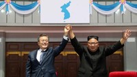 Sikap hangat dan terbuka yang ditunjukkan kedua pemimpin negara Korea ini memberikan spekulasi bagi masyarakat luas akan kemungkinan Unifikasi Korea. Pyeongyang Press Corps/Pool via Reuters.