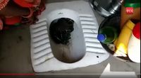 Karena Banjir, Wanita Ini Masak Makanan Langsung di Lubang WC