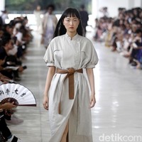 10 tahun berkarya, desainer Sapto Djojokartiko menggelar show tunggal pertamanya sekaligus menghadirkan koleksi terbarunya yang terinspirasi dari era 1980, berlangsung di Istora Senayan, Jakarta. Foto: Mohammad Abduh/Wolipop