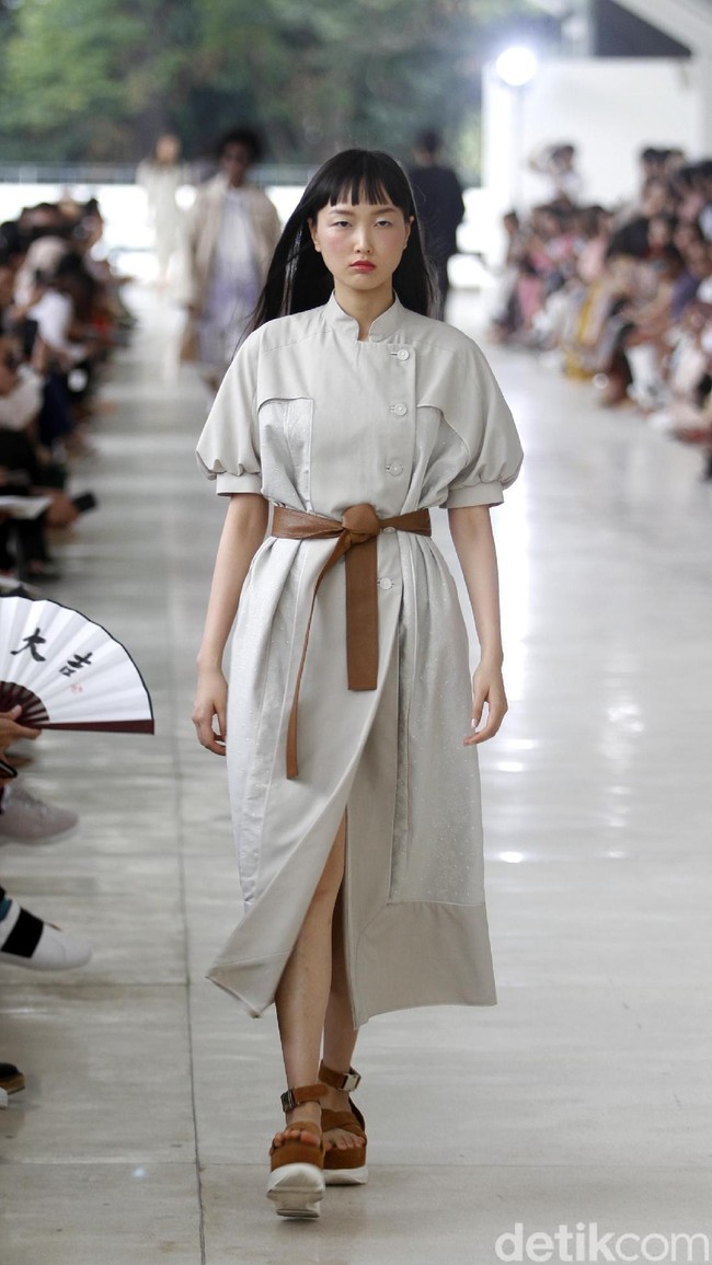 10 tahun berkarya, desainer Sapto Djojokartiko menggelar show tunggal pertamanya sekaligus menghadirkan koleksi terbarunya yang terinspirasi dari era 1980, berlangsung di Istora Senayan, Jakarta. Foto: Mohammad Abduh/Wolipop