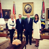 Whats with the coat? Is there a message on the back that we arent seeing? sindir netizen lainnya. Foto: Twitter/@FLOTUS