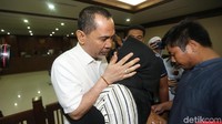 Keluarga memeluk Abdul Latif sambil menangis.