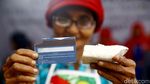 Aksi Emak-emak Lomba Potong Tempe Setipis Kartu ATM