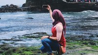 Beberapa waktu lalu dia liburan ke Bali, Indonesia. Momennya ini dia bagikan di Instagram (ainramli/Instagram)