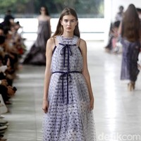 10 tahun berkarya, desainer Sapto Djojokartiko menggelar show tunggal pertamanya sekaligus menghadirkan koleksi terbarunya yang terinspirasi dari era 1980, berlangsung di Istora Senayan, Jakarta. Foto: Mohammad Abduh/Wolipop