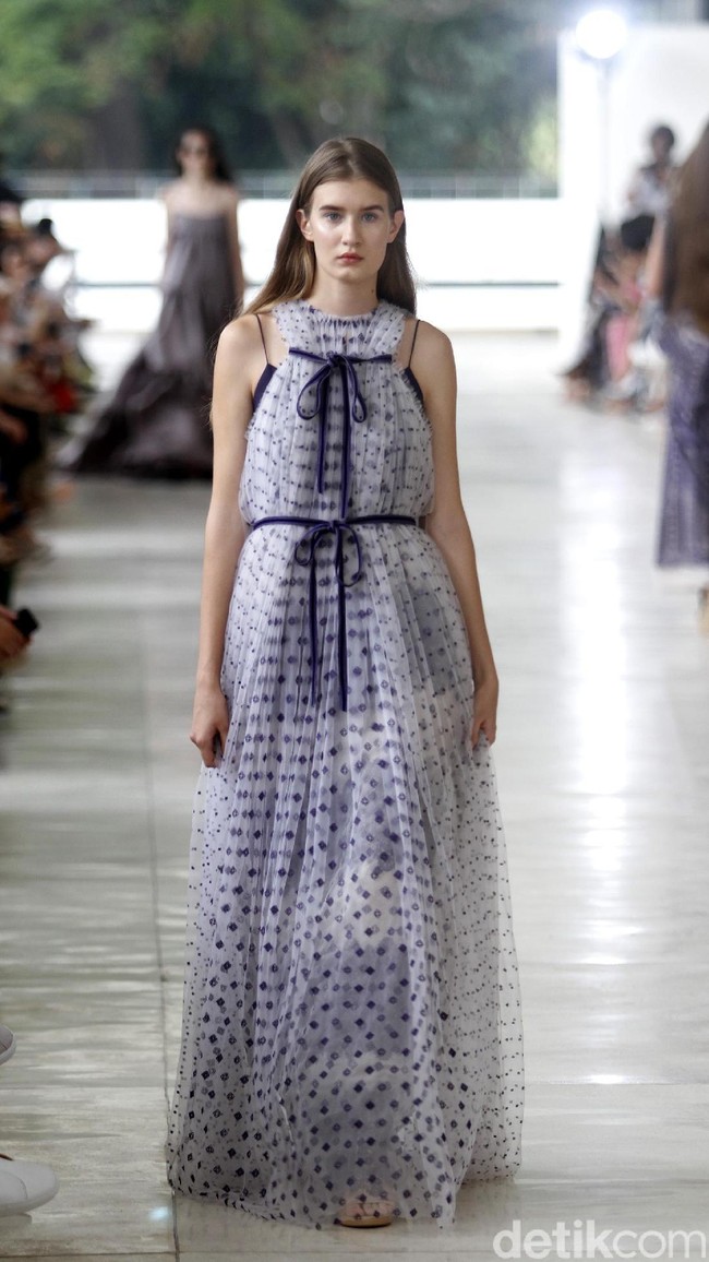 10 tahun berkarya, desainer Sapto Djojokartiko menggelar show tunggal pertamanya sekaligus menghadirkan koleksi terbarunya yang terinspirasi dari era 1980, berlangsung di Istora Senayan, Jakarta. Foto: Mohammad Abduh/Wolipop