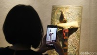 Tidak lupa mereka mengabadikanya dengan ponsel.