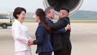 Kunjungan diplomatik Presiden Korea Selatan Moon Jae-In ke Korea Utara untuk bertemu dengan Pemimpin Korea Utara Kim Jong Un menyedot perhatian dunia. Warga Korea Utara pun menyambut meriah Presiden Moon Jae-In. KCNA/via Reuters.
