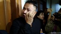 Sambil Berurai Air Mata Vicky Prasetyo Layangkan Gugatan Cerai