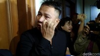 Bismillahirrahmanirrahim, hari ini saya mau gugat cerai, ujar Vicky Prasetyo.