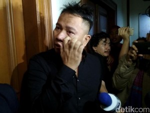 Sambil Berurai Air Mata Vicky Prasetyo Layangkan Gugatan Cerai