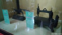 Dua benda kuno lainnya adalah mesin jahit, dan kacip atau alat pemotong tembakau sebagai hadiah kepada Sultan Kanoman VI Sultan Komarudin II. (Sudirman Wamad/detikTravel)
