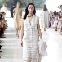 10 tahun berkarya, desainer Sapto Djojokartiko menggelar show tunggal pertamanya sekaligus menghadirkan koleksi terbarunya yang terinspirasi dari era 1980, berlangsung di Istora Senayan, Jakarta. Foto: Mohammad Abduh/Wolipop