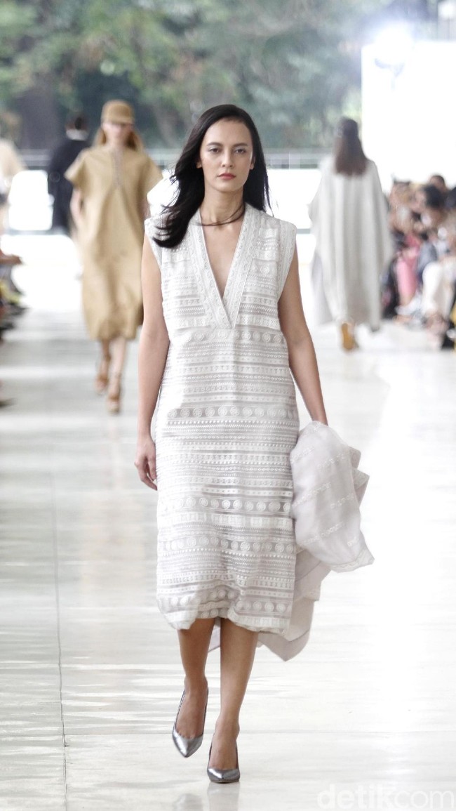 10 tahun berkarya, desainer Sapto Djojokartiko menggelar show tunggal pertamanya sekaligus menghadirkan koleksi terbarunya yang terinspirasi dari era 1980, berlangsung di Istora Senayan, Jakarta. Foto: Mohammad Abduh/Wolipop