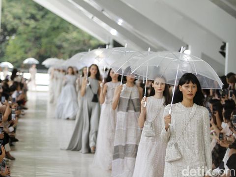 10 Tahun Berkarya, Sapto Djojokartiko Gelar Fashion Show di Istora Senayan