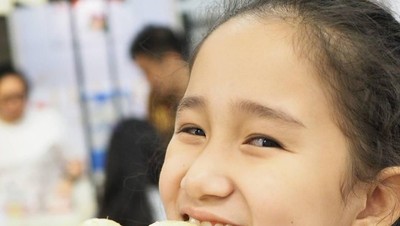 Gemasnya! Anak SD yang Doyan Makan Ini Bikin Ngiler Netizen