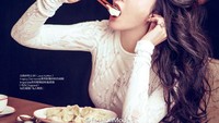 Bingbing paling suka jika pemotretan yang dilakukannya melibatkan makanan. Ini pose bahagianya, saat melakukan pemotretan dengan pose yang asyik melahap wonton lembut. Foto: Istimewa