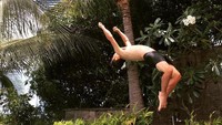 Lihat saja gaya Yusaku saat backflip ke dalam kolam renang. Masih seperti anak muda saja, padahal usianya sudah menembus 40 tahunan (Instagram/@yusaku2020)  