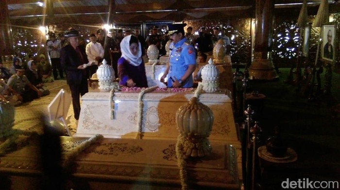 Panglima TNI Marsekal Hadi Tjahjanto ziarah ke makam Soeharto, Karanganyar, Kamis (20/9/2018).