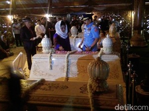 Panglima TNI dan Para Kepala Staf Ziarah Pak Harto di Giribangun
