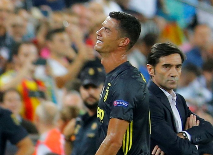 Cristiano Ronaldo di kartu merah. Foto: REUTERS/Heino Kalis Cristiano Ronaldo di kartu merah. Foto: REUTERS/Heino Kalis