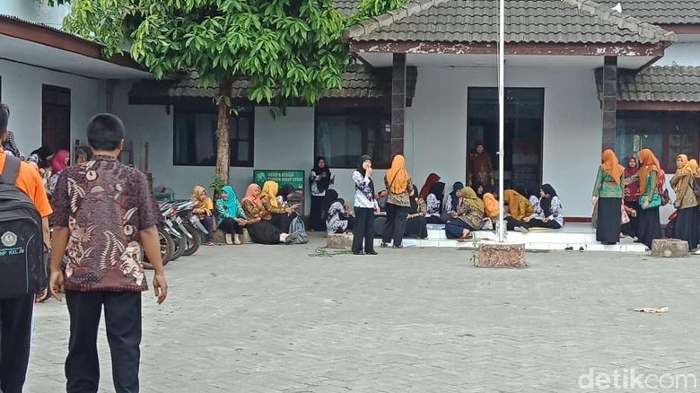 Tak Bisa Daftar CPNS, Ratusan Guru Honorer di Blitar Mogok Kerja Tak Bisa Daftar CPNS, Ratusan Guru Honorer di Blitar Mogok Kerja