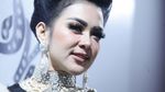 Cetar! Penampilan Syahrini dengan Jambul Super Tinggi