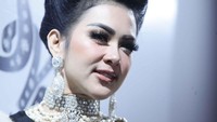 Penampilan Syahrini begitu cetar sebelum konsernya berlangsung. 