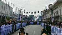 Sekitar 100 meter dari Gedung Merdeka rombongan berhenti. Mereka langsung disambut oleh kesenian longser. Selanjutnya rombongan masuk ke Gedung Merdeka untuk prosesi pelantikan.
