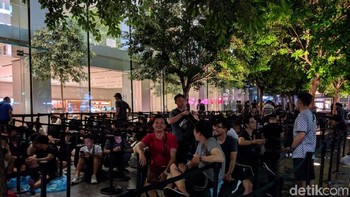 Mereka tentu tak sabar menanti mendapatkan iPhone idamannya esok hari. Foto: Adi Fida Rahman/detikinet
