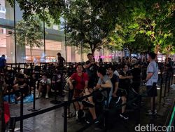 Penampakan Pengantre iPhone Menginap, Tak Gentar Hujan Deras