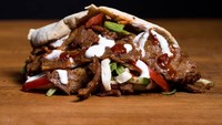 Walau terlihat biasa saja, tapi isian daging dalam kreasi doner kebab yang satu ini sangat melimpah. Wah, pasti bikin kenyang! Foto: Instagram greazyvegan