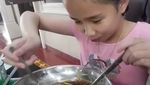 Gemasnya! Anak SD yang Doyan Makan Ini Bikin Ngiler Netizen