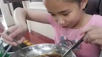 sudah pada makan ikan belum hari ini??? kata ibu @susipudjiastuti115 kalok ngak makan ikan ntar di tenggelamkan lhoo ayokk buruan makan ikan dulu hari ini, ajaknya saat mengunggah video kala ia melahap seporsi ikan kukus. Foto: Instagram geneievesw