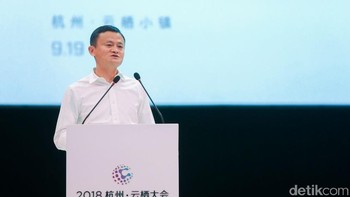 Sebulan kemudian tepatnya pada bulan September, Jack Ma mengumumkan akan pensiun dari Alibaba dalam waktu setahun lagi, yaitu pada September 2019. Ia mengaku ingin beristirahat dan mengerjakan proyek amal, terutama di bidang edukasi. Posisinya sebagai chairman Alibaba akan digantikan oleh Daniel Zhang yang saat ini adalah CEO Alibaba. Foto: Rachmatunnisa/detikcom