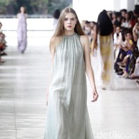 10 tahun berkarya, desainer Sapto Djojokartiko menggelar show tunggal pertamanya sekaligus menghadirkan koleksi terbarunya yang terinspirasi dari era 1980, berlangsung di Istora Senayan, Jakarta. Foto: Mohammad Abduh/Wolipop