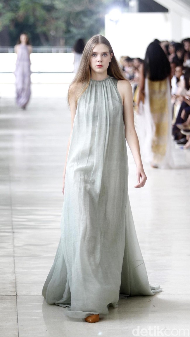 10 tahun berkarya, desainer Sapto Djojokartiko menggelar show tunggal pertamanya sekaligus menghadirkan koleksi terbarunya yang terinspirasi dari era 1980, berlangsung di Istora Senayan, Jakarta. Foto: Mohammad Abduh/Wolipop