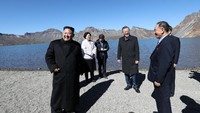 Sebelum mengakhiri kunjungannya di Korea Utara, Presiden Korea Selatan bersama sang istri mengunjungi resort pegunungan Gunung Paektu, dekat perbatasan China bersama Pemimpin Korea Utara didampingi dengan Ibu Negara Korea Utara, Kamis (20/9/2018) waktu setempat. Dalam kunjungan itu terlihat kedua pemimpin Korea tampak tertawa lepas. Pyeongyang Press Corps/Pool via Reuters.