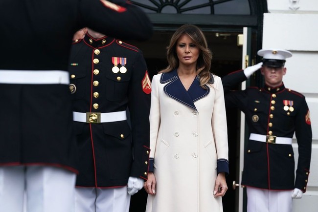 Coat berbahan tebal itu tampak elegan dengan lapel besar dan hem tangan berwarna navy. Sekilas, tidak ada yang aneh dengan penampilan sang FLOTUS. Foto: Getty Images