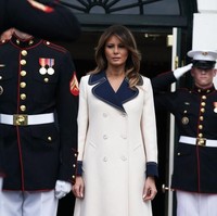 Coat berbahan tebal itu tampak elegan dengan lapel besar dan hem tangan berwarna navy. Sekilas, tidak ada yang aneh dengan penampilan sang FLOTUS. Foto: Getty Images