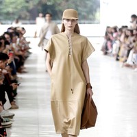 10 tahun berkarya, desainer Sapto Djojokartiko menggelar show tunggal pertamanya sekaligus menghadirkan koleksi terbarunya yang terinspirasi dari era 1980, berlangsung di Istora Senayan, Jakarta. Foto: Mohammad Abduh/Wolipop