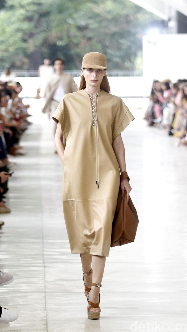 10 tahun berkarya, desainer Sapto Djojokartiko menggelar show tunggal pertamanya sekaligus menghadirkan koleksi terbarunya yang terinspirasi dari era 1980, berlangsung di Istora Senayan, Jakarta. Foto: Mohammad Abduh/Wolipop