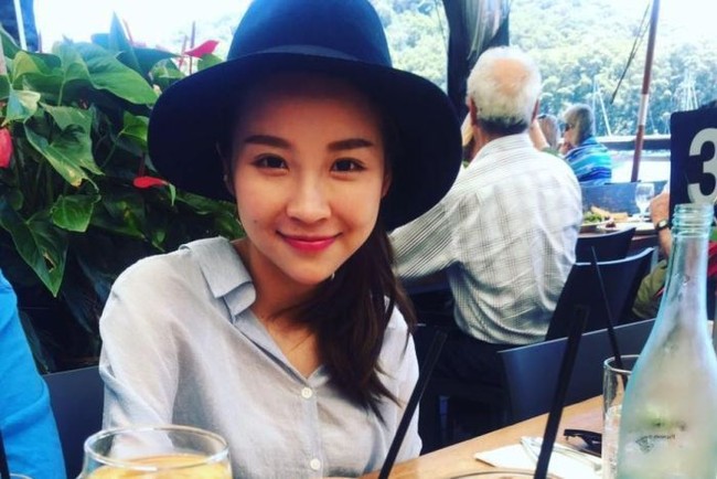 Kasus tewasnya Jean Huang di meja operasi kembali heboh. Jean Huang melakukan operasi pembesaran payudara di klinik kecantikan di Sydney, Australia tempatnya bekerja pada 2017 silam. Namun ia berakhir tak bernyawa setelah suster gadungan salah menyuntikkan obat bius. Belum sempat melihat dada barunya, Jean tewas karena keracunan anastesi. Dalam persidangan baru-baru ini, sang suster dan dokter dinyatakan bersalah karena melakukan hal yang teledor. Foto: Facebook.