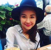 Kasus tewasnya Jean Huang di meja operasi kembali heboh. Jean Huang melakukan operasi pembesaran payudara di klinik kecantikan di Sydney, Australia tempatnya bekerja pada 2017 silam. Namun ia berakhir tak bernyawa setelah suster gadungan salah menyuntikkan obat bius. Belum sempat melihat dada barunya, Jean tewas karena keracunan anastesi. Dalam persidangan baru-baru ini, sang suster dan dokter dinyatakan bersalah karena melakukan hal yang teledor. Foto: Facebook.